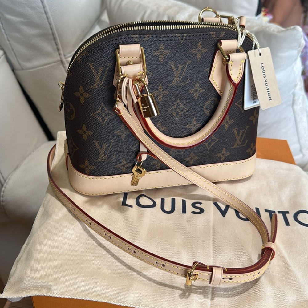 NEW! ALMA BB FROM THE BOUTIQUE! NEW MODEL WITH ADJUSTABLE STRAP! 2025 - Picture 4 of 17